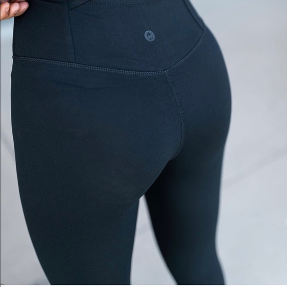 Hydro jug workout leggings. Size Small. New - Picture 2 of 6